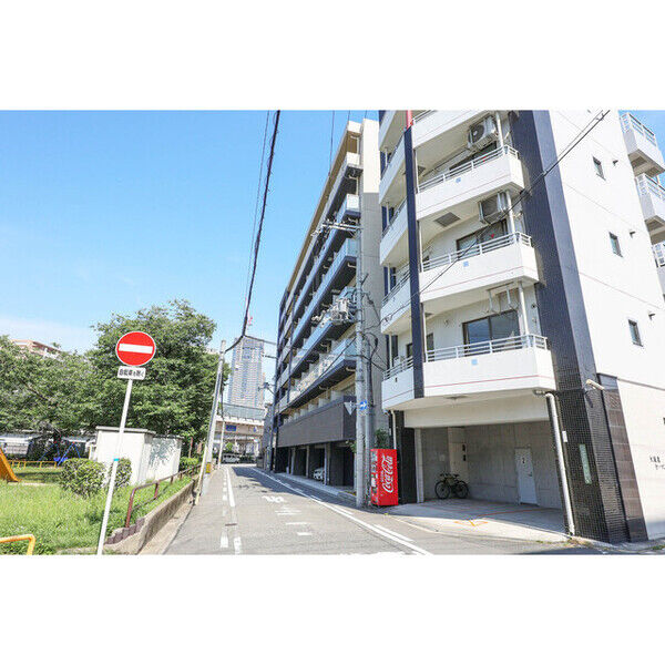 BUILDING