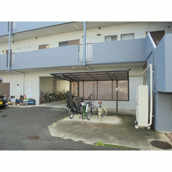 オートバイ駐輪場