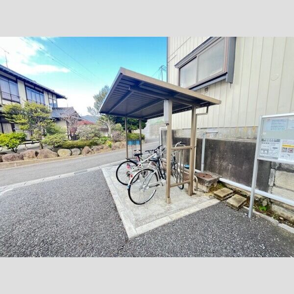 現地周辺 (駐輪場)