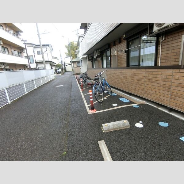 現地周辺 (自転車置き場)