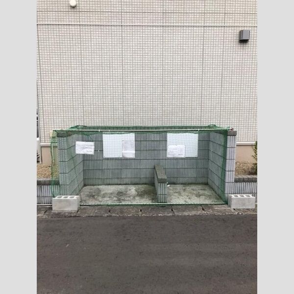 現地周辺 (ごみ置き場)