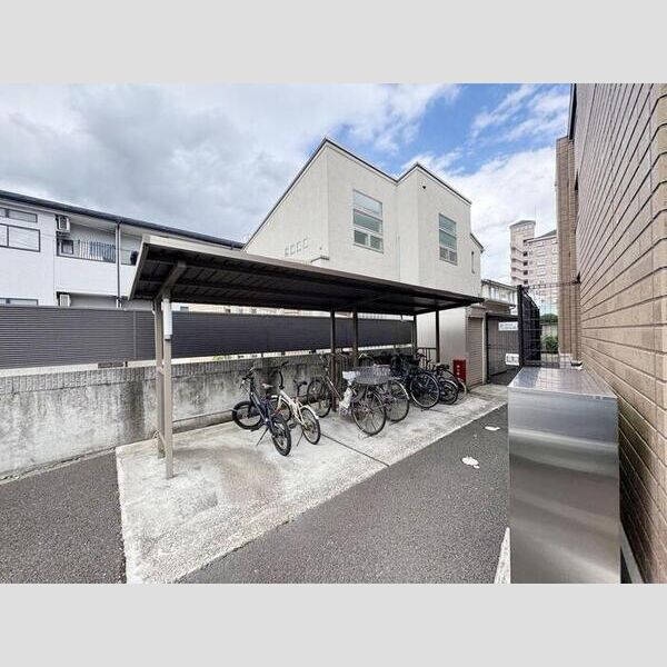 現地周辺 (駐輪場)