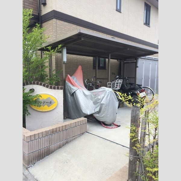 現地周辺 (駐輪場)