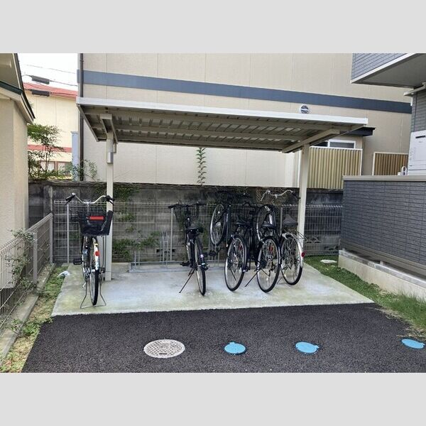 現地周辺 (駐輪場)