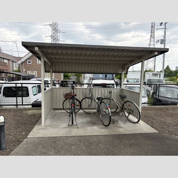 現地周辺 (駐輪場)