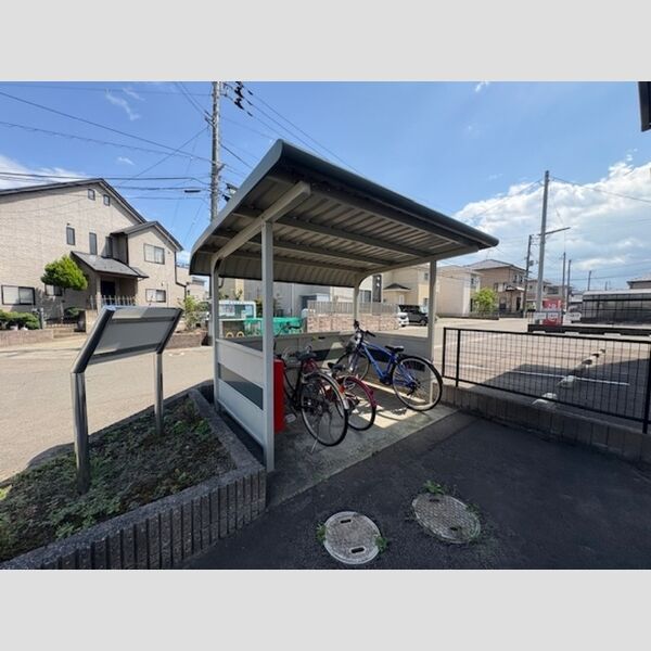 現地周辺 (駐輪場)