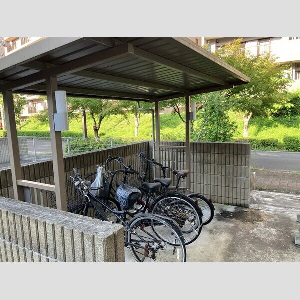 現地周辺 (駐輪場)