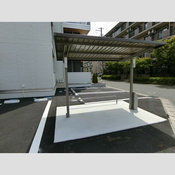 現地周辺 (駐輪場)