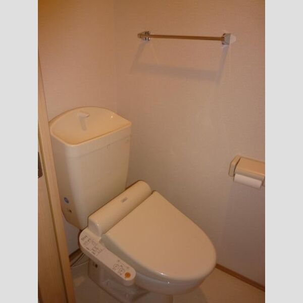 トイレ (温水洗浄便座付き)