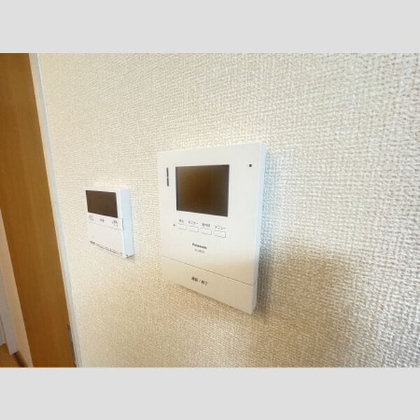その他設備 ((左)追い焚き給湯リモコン(右)モニター付きインターホン)