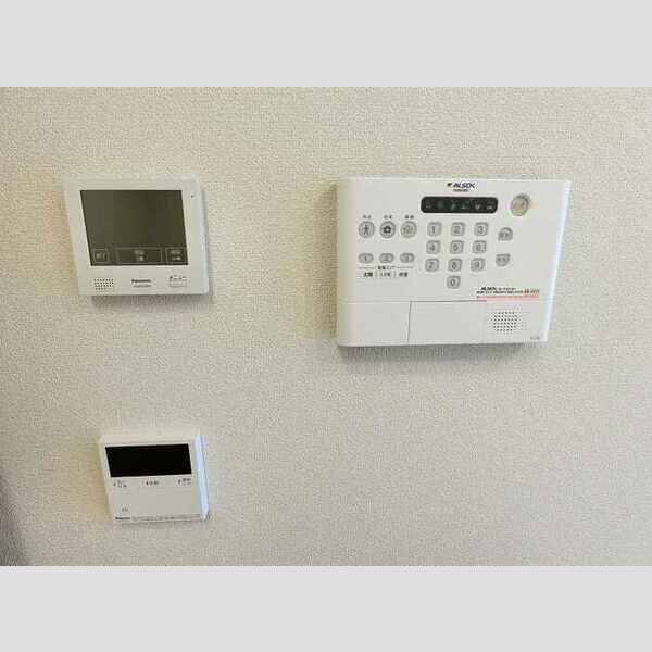 その他設備 (TVインターホン(左)、ホームセキュリティ(右)、給湯器スイッチ(下))