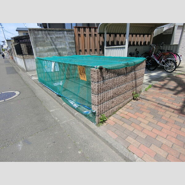 現地周辺 (ごみ置き場)
