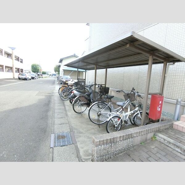 現地周辺 (駐輪場)