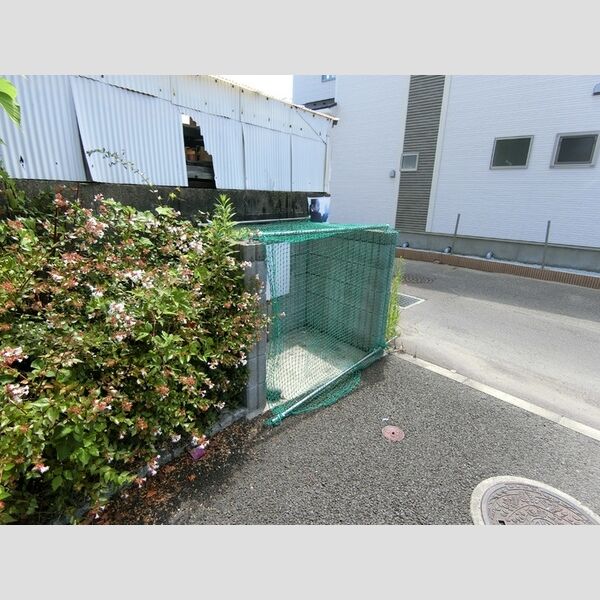 現地周辺 (ゴミ置場)
