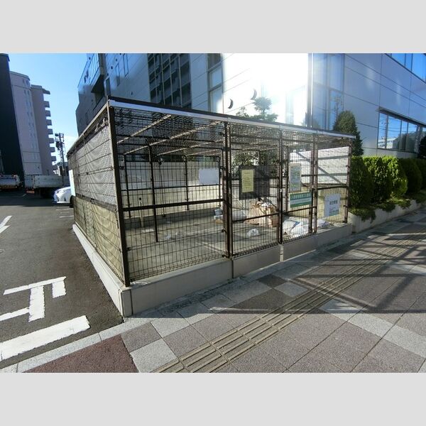 現地周辺 (ゴミ置場)