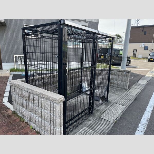 現地周辺 (ゴミ置き場)