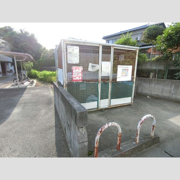 現地周辺 (ゴミ集積所)