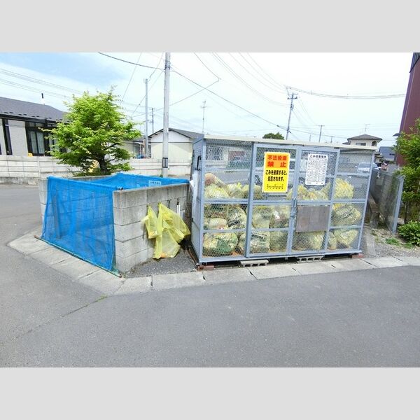 現地周辺 (町内ゴミ集積所)