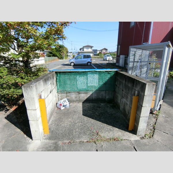現地周辺 (ゴミ置場)