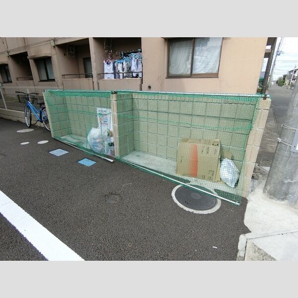 現地周辺 (ゴミ集積所)