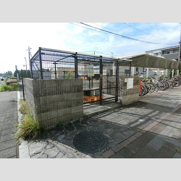 現地周辺 (ゴミ置場)