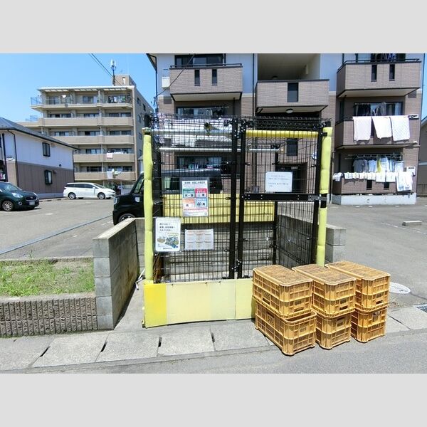 現地周辺 (ゴミ置場)