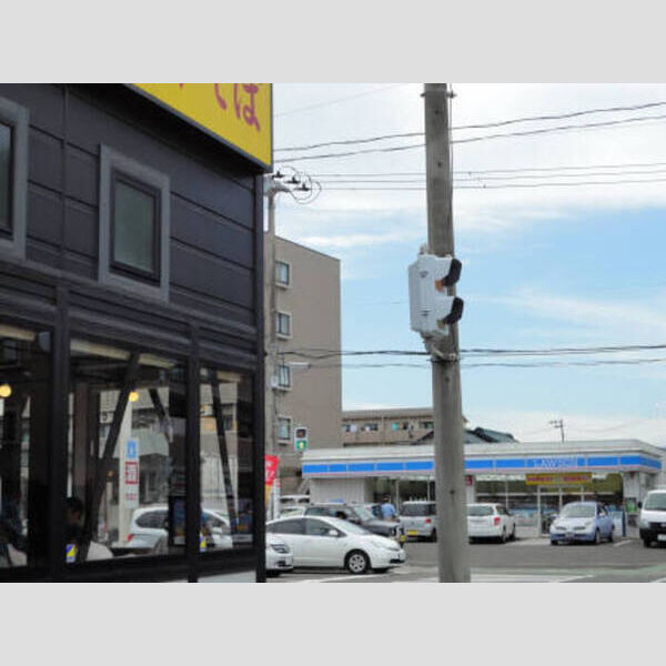 現地周辺 (約300mで商業施設充実の「県道仙台館腰線」)