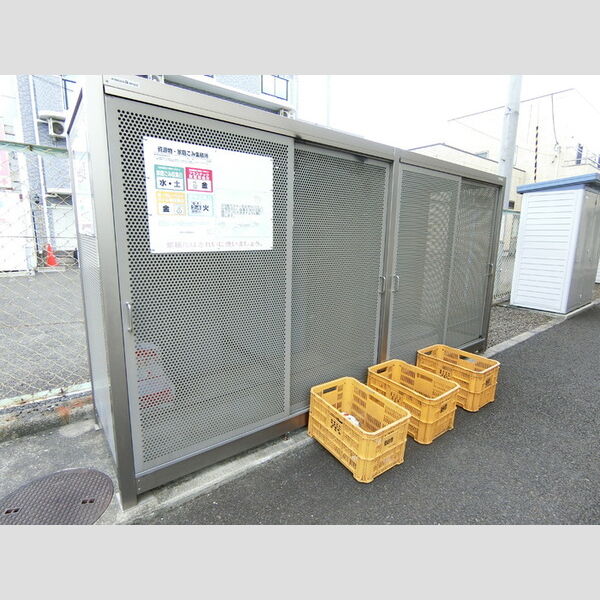 現地周辺 (ゴミ置場)
