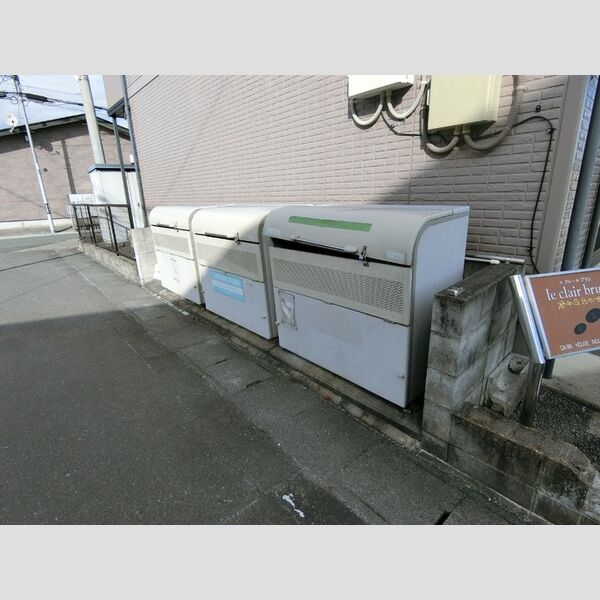 現地周辺 (ゴミ置場)
