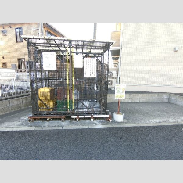 現地周辺 (ゴミ置場)