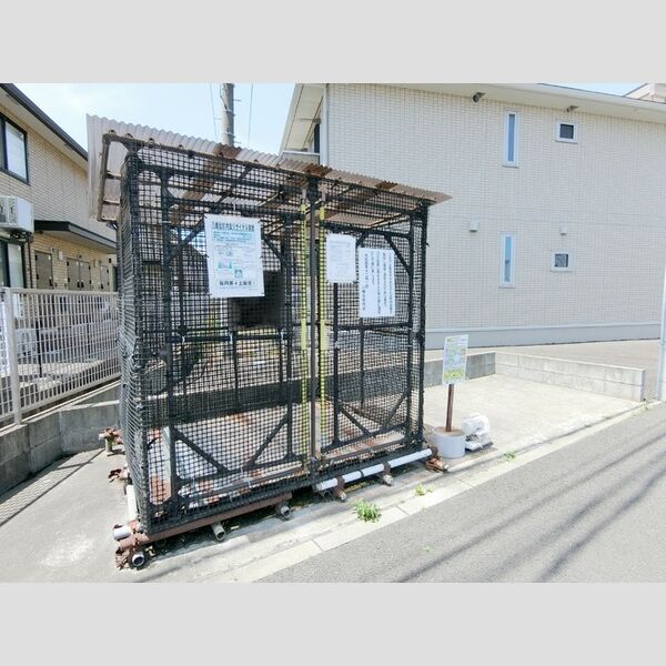 現地周辺 (ゴミ置場)