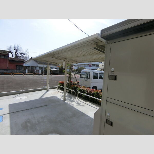 現地周辺 (駐輪場)