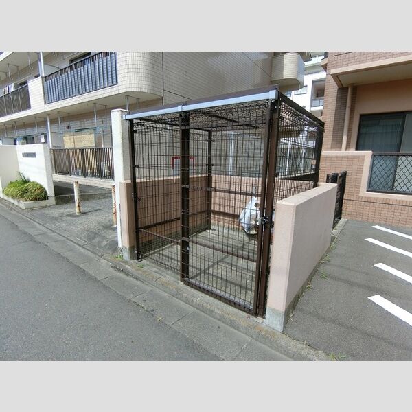現地周辺 (ゴミ置場)