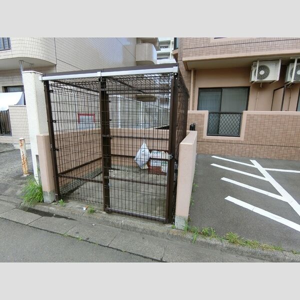 現地周辺 (ゴミ集積所)