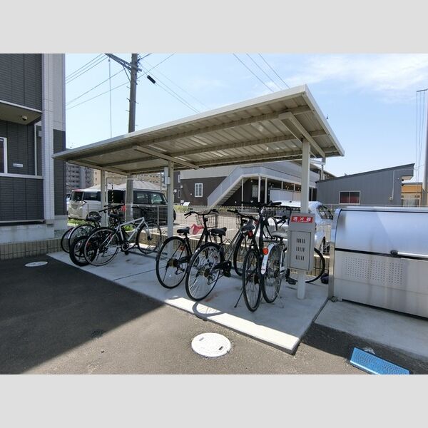 現地周辺 (駐輪場)