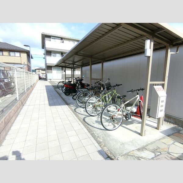 現地周辺 (駐輪場)