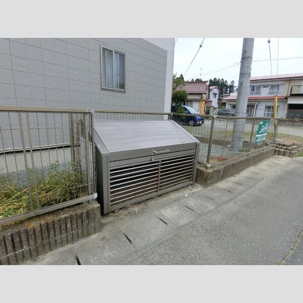 現地周辺 (ゴミ箱)