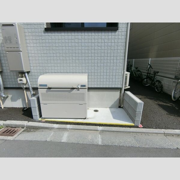 現地周辺 (ゴミ置場)
