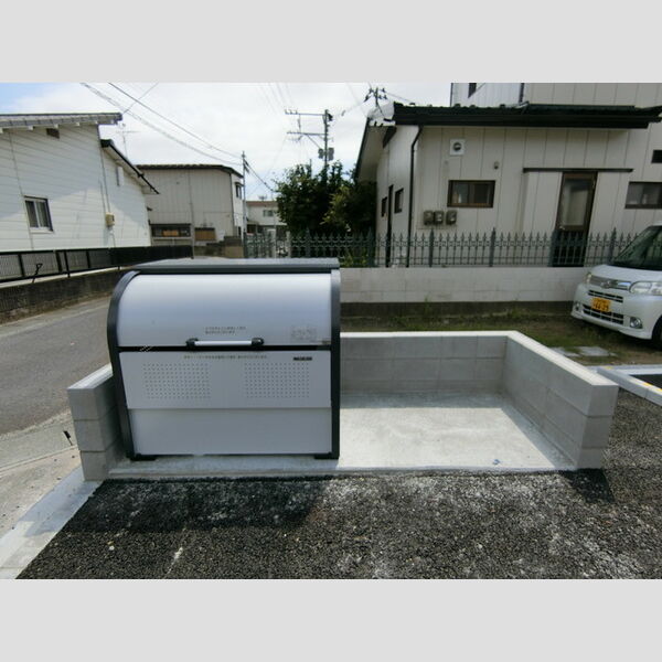 現地周辺 (ゴミ置場)
