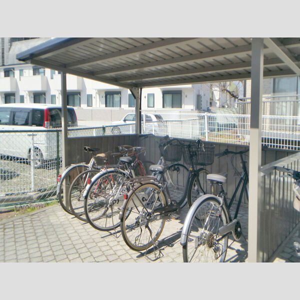 現地周辺 (駐輪場)