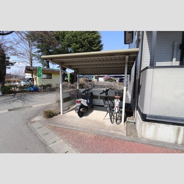現地周辺 (駐輪場)