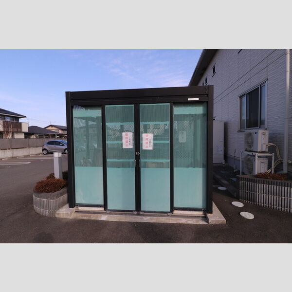 現地周辺 (敷地内ゴミステーション)