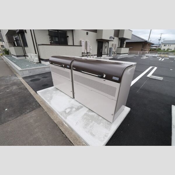 現地周辺 (敷地内ゴミ置き場)