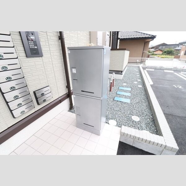 現地周辺 (エントランス前　宅配ボックス(2口)あり)