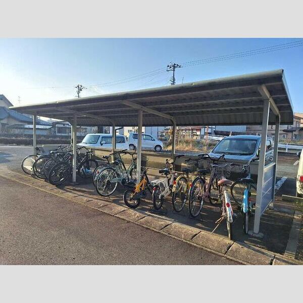 現地周辺 (駐輪場)