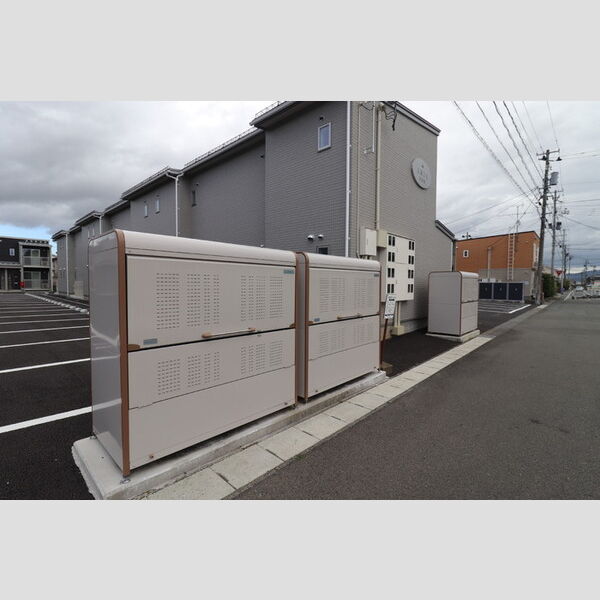 現地周辺 (敷地内ゴミ置き場)
