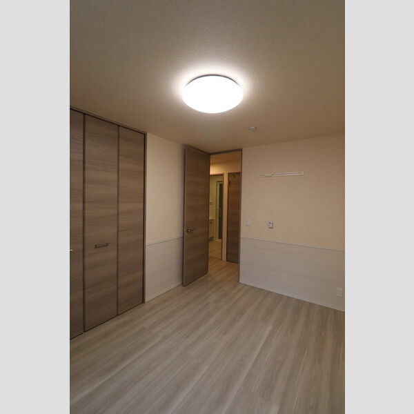 その他 (洋室1別方向)