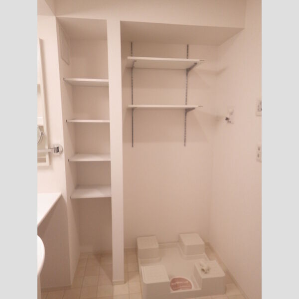 その他 (洗面室備え付け棚)