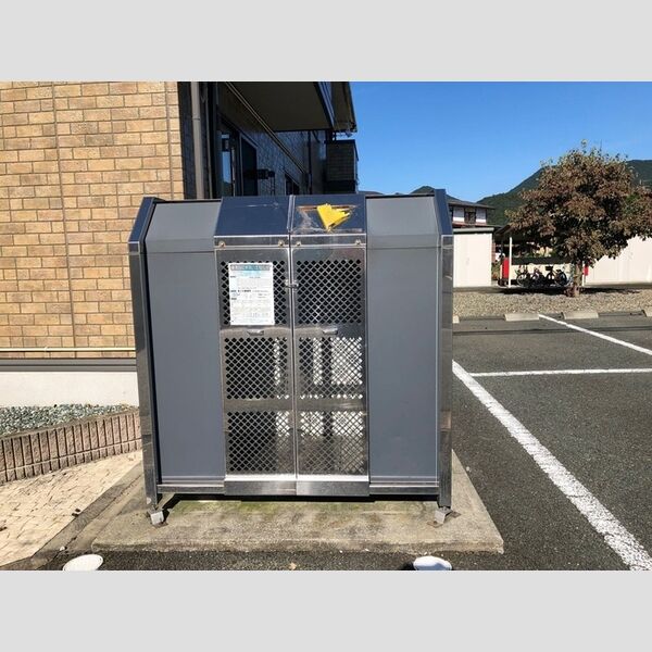 現地周辺 (入居者専用ゴミ捨て場)