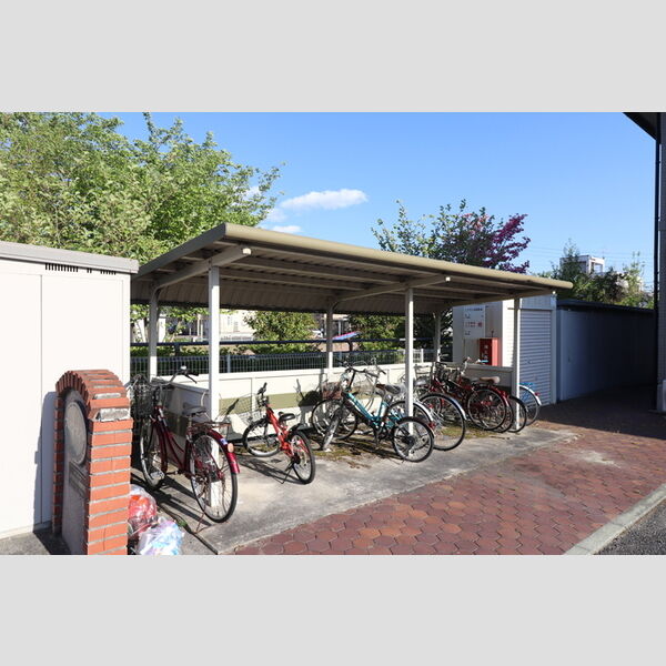 現地周辺 (駐輪場)